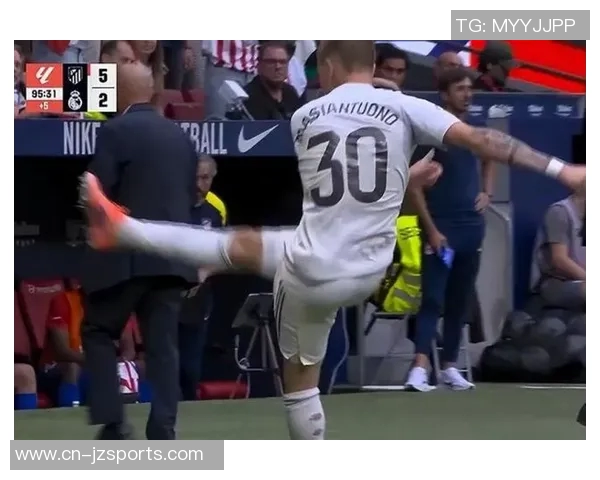 姆巴佩争抢中意外倒地主动示意换人球迷心忧望无大碍