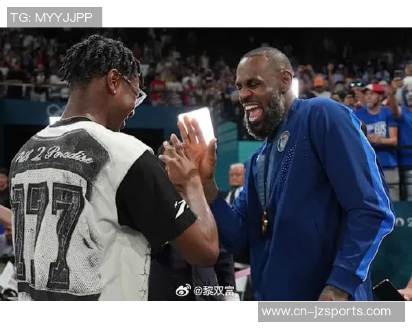 老父亲的骄傲詹姆斯分享多张身穿儿子布莱斯球衣观赛的温馨瞬间