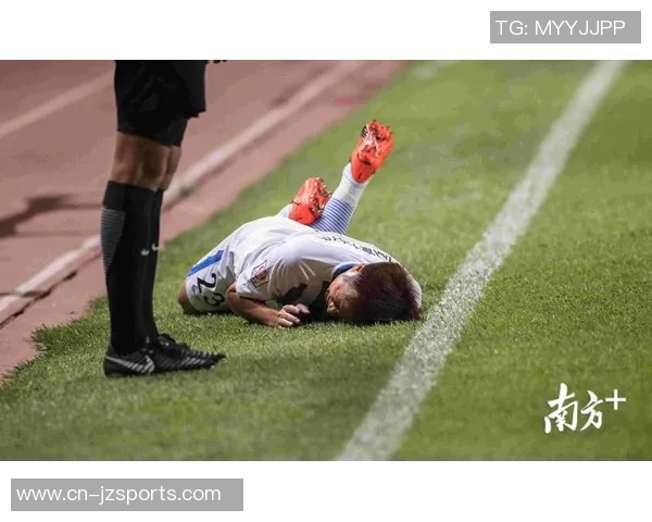 王钰栋热身赛遭泰国队飞踹重创痛苦倒地引发关注与担忧 王钰栋热身赛遭泰国队飞踹重创痛苦倒地引发关注与担忧